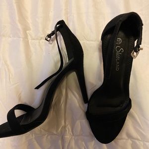 Black heels never worn